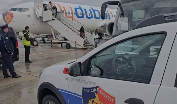 Shqiptari nxirret nga psikiatria dhe dëbohet me avion charter drejt Tiranës