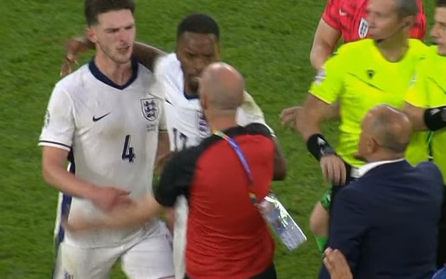 Trajneri i Sllovakisë përplaset me mesfushorin anglez pas humbjes