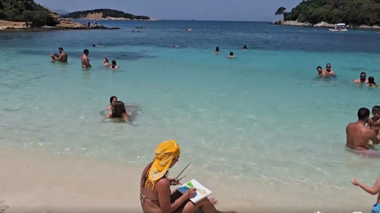 Plazhet e jugut të mbushura plot, Rama publikon pamjet dhe eksperiencën e turistëve të huaj