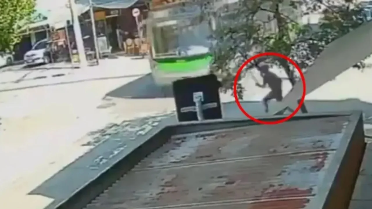 VIDEO E RËNDË / I vodhi celularin të moshuarit, 17-vjeçari vdes tragjikisht pasi u tërhoq zvarrë nga autobusi