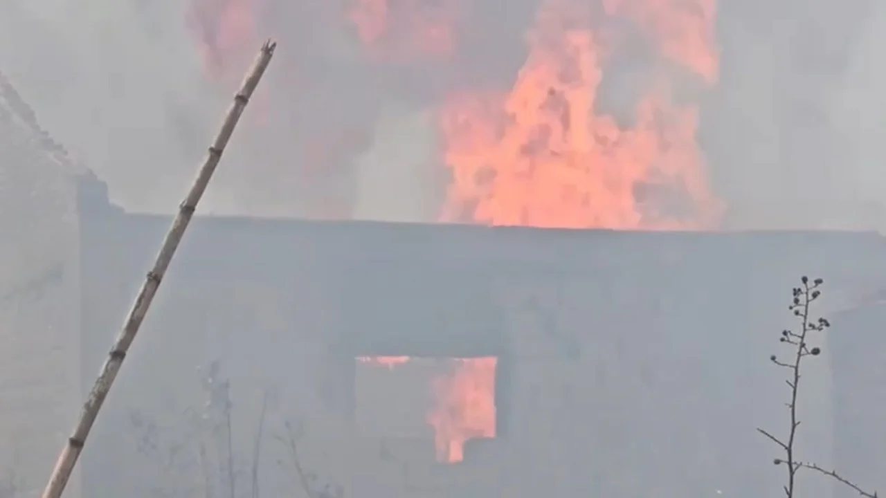 Zjarr në Lushnjë, marrin flakë magazinat e vjetra, forca të shumta zjarrfikëse në vendngjarje