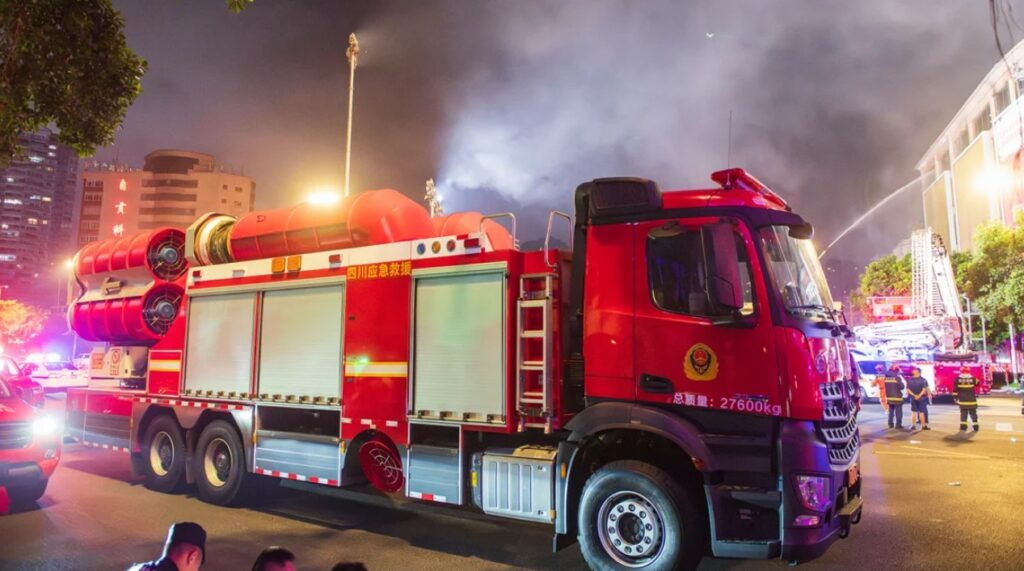 Zjarri në një qendër tregtare në Kinë u merr jetën 16 personave