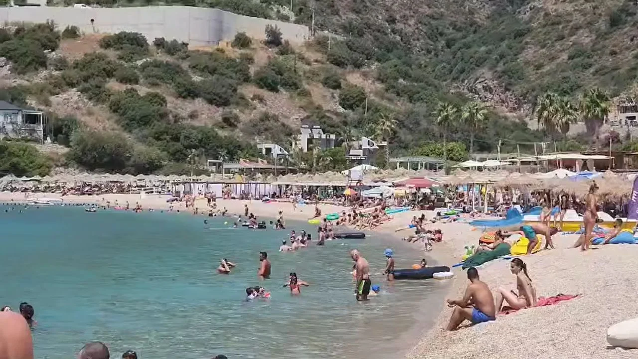 VIDEO/ Kryeministri Rama nxjerr pamjet e pushuesve në plazh dhe ironizon: Jala plot me patronazhistë