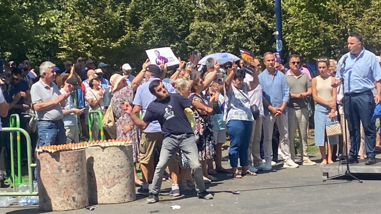 Protesta e opozitës para Bashkisë Tiranë, bllokohet qarkullimi në bulevardin kryesor