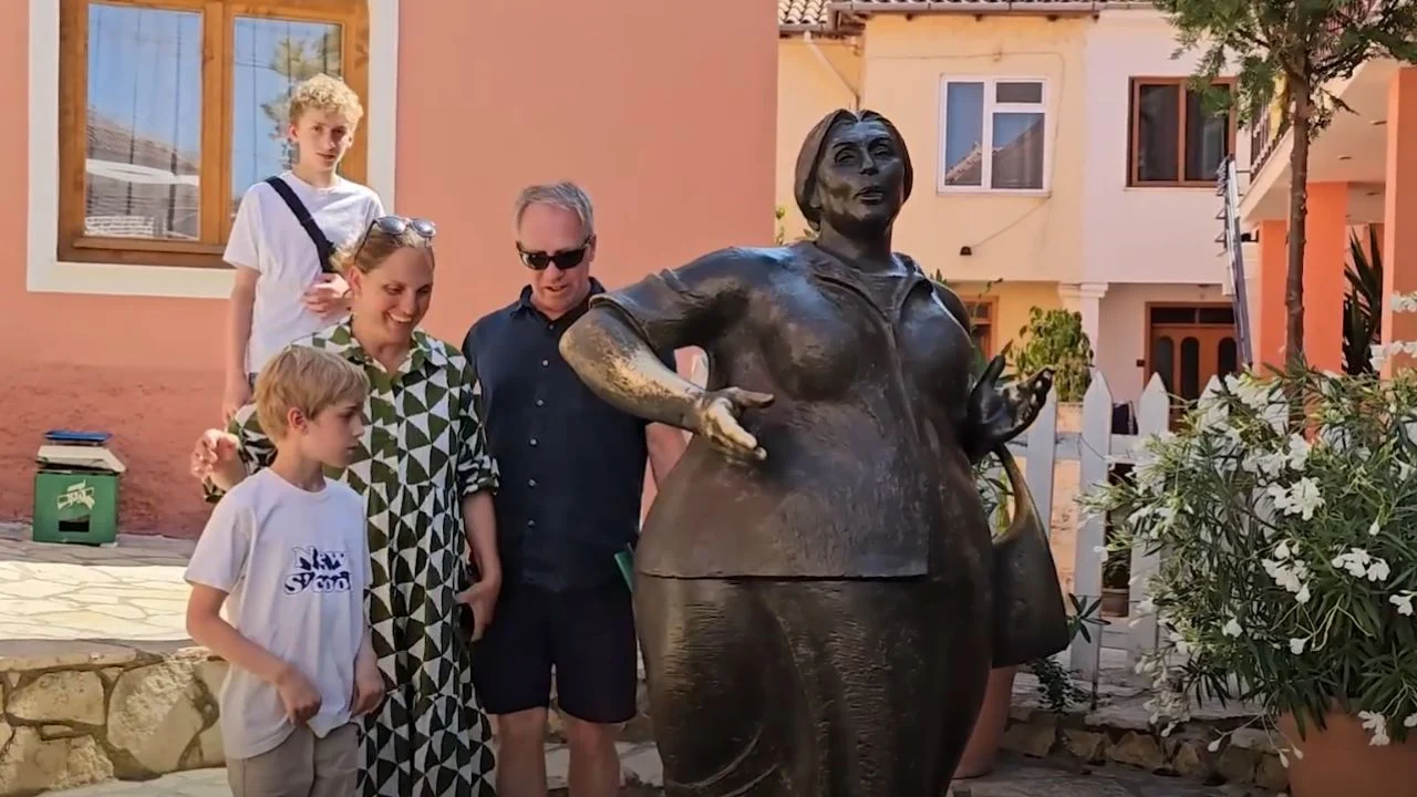 Rama ndan videon, familja nga Afrika e Jugut zgjedh Shqipërinë për të kaluar pushimet verore