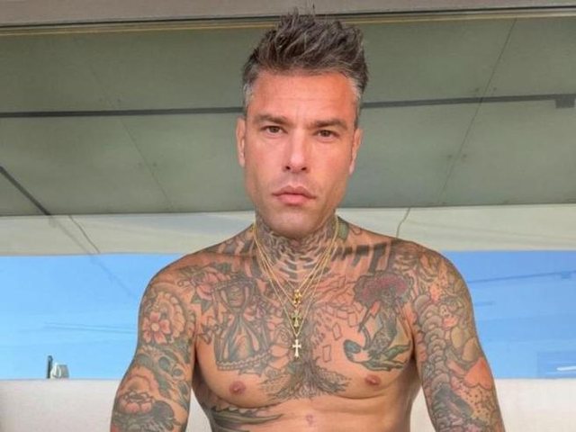 Fedez në gjendje të keqe shëndetësore, merret me ambulancë në aeroport!