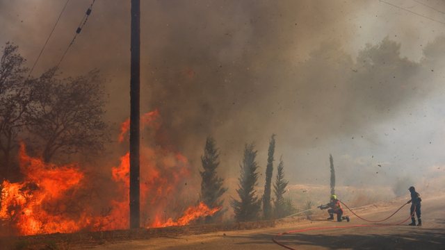 Mijëra persona evakuohen teksa zjarret kërcënojnë Athinën