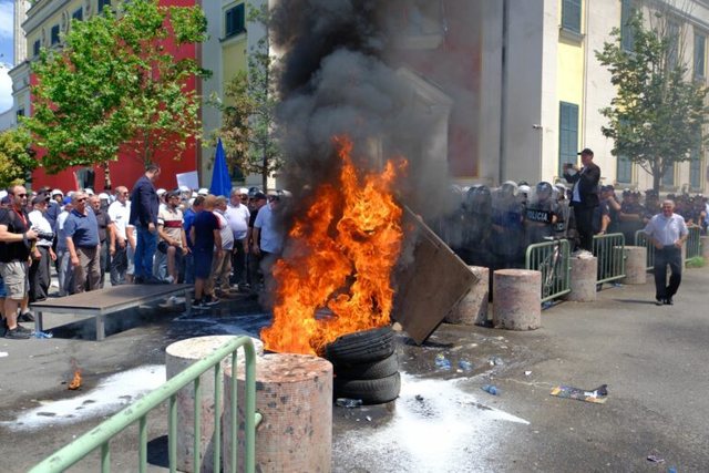 Opozita rikthehet para bashkisë së Tiranës, policia me plan masash për protestën: Disa rrugë të bllokuara