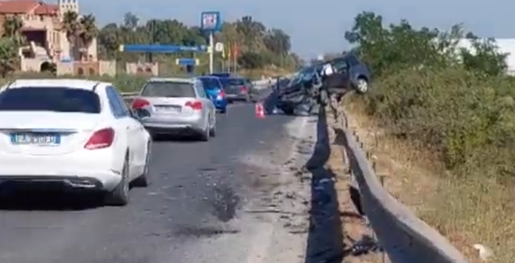 Përplasen 2 automjete në aksin Fushë-Krujë-Thumanë, njëra përfundon mbi barrierë