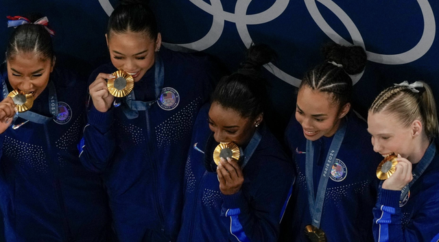 Pse kampionët olimpikë kafshojnë medaljet?