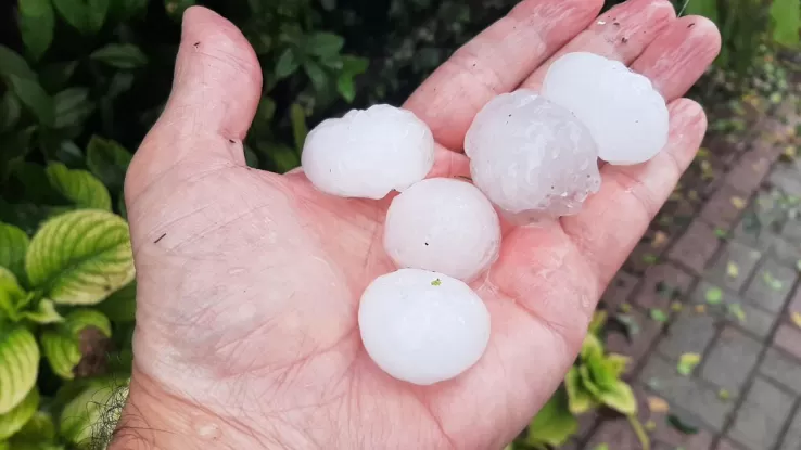 Breshëri sa një top godet Italinë, dëme të mëdha dhe persona të lënduar (VIDEO)