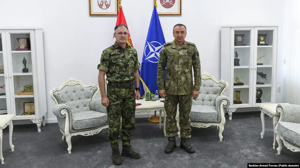 Komandanti i KFOR takim me me shefin e ushtrisë serbe, diskutim për gjendjen në Kosovë