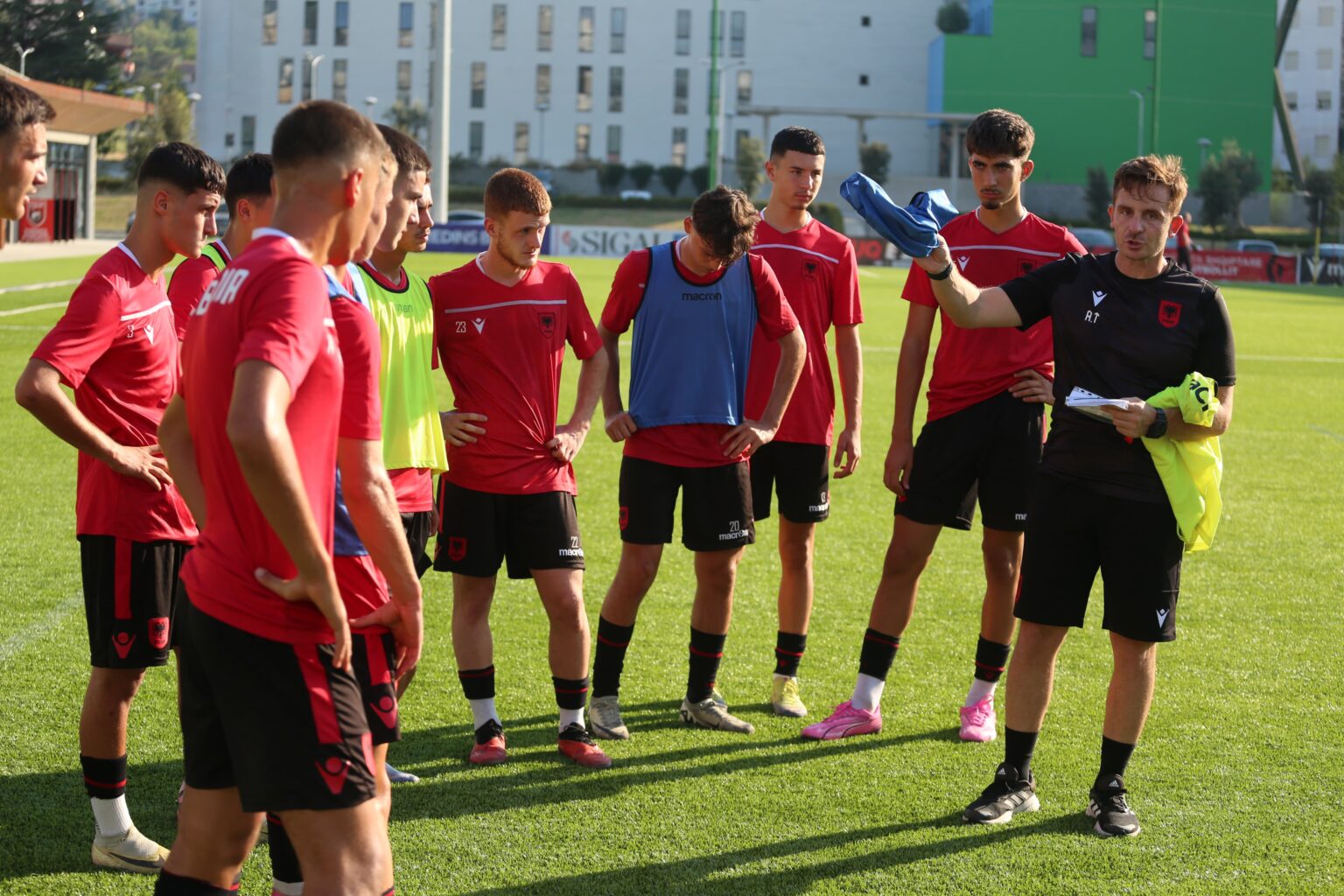 Projekti “Step by Step”, trajneri i kombëtares U-17, Andrea Tedesco teston 21 lojtarë kuqezi