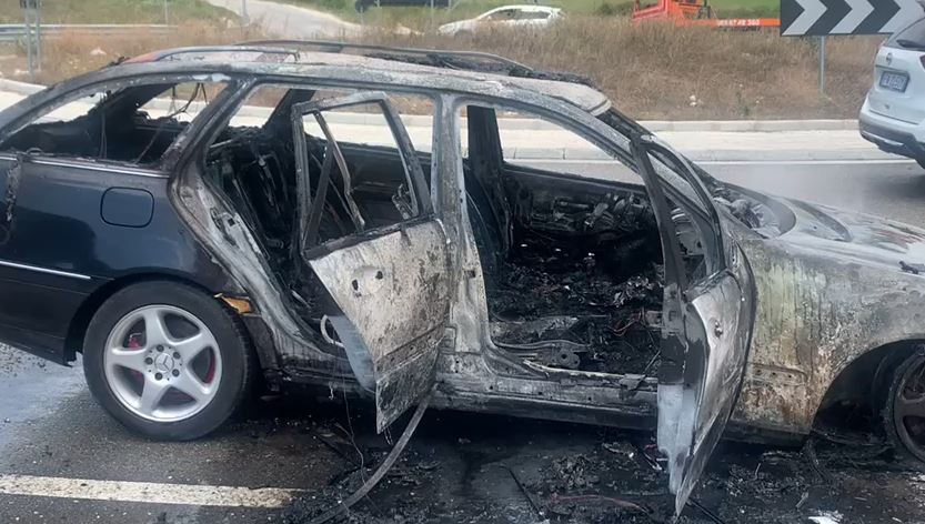 Merr flakë mjeti i parkuar, zjarrfikësja dhe policia drejt vendngjarjes