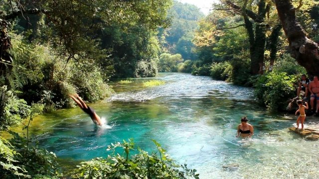 U hodh me kokë tek “Syri i Kaltër”, plagoset i riu, niset drejt Traumës