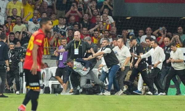 Presidenti i Fenerbaçes sulmohet në fushë