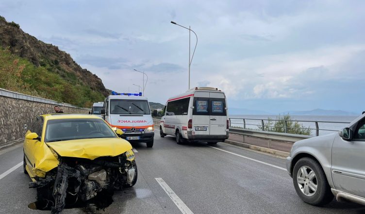 Makina humb kontrollin dhe përplaset me barrierat mbrojtëse