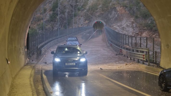 “Çmendet” moti në Dibër, shiu përmbyt urën e lartë të rrugës së Arbrit, rrezik për aksidente