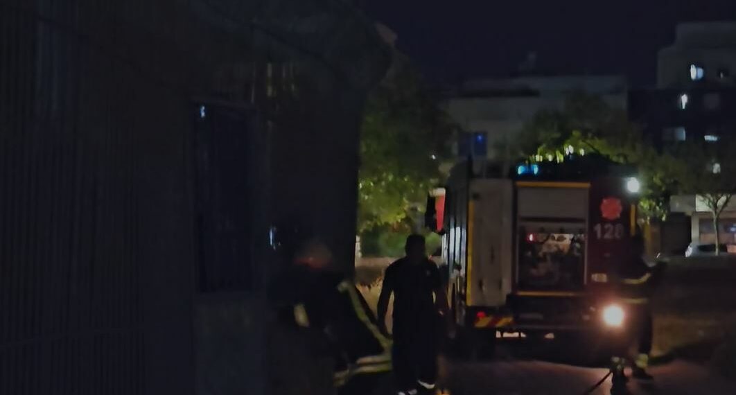 Pak para stuhisë së shiut, bie zjarr te stadiumi në Durrës