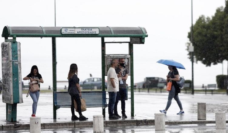 Zjarret dhe temperaturat e larta “i lënë vendin” shirave, stuhi edhe në Greqi