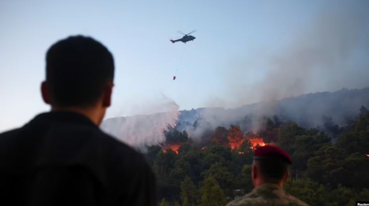 VOA: Zjarret në Shqipëri vazhdojnë të dëmtojnë ekonominë dhe mjedisin