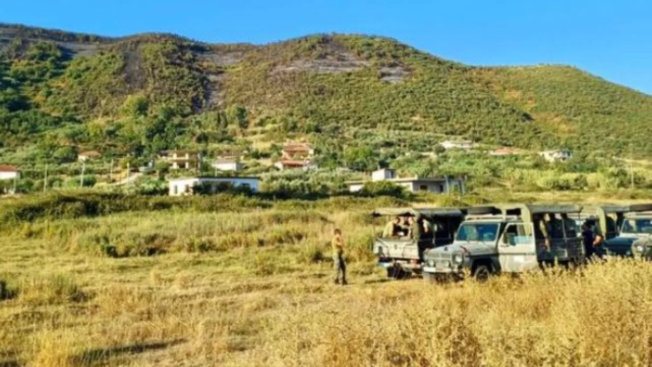 Zjarri i fuqishëm në Finiq, Ministria e Mbrojtjes: Pas një punë të pandërprerë janë shuar vatrat e zjarrit, po i mbajmë në monitorim