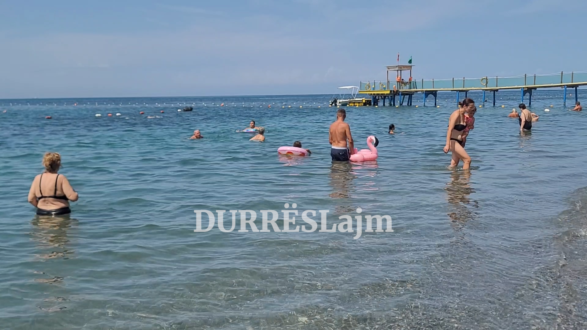 Mbushen plazhet e Durrësit, pushuesit i rikthehen vijës bregdetare pas reshjeve të shiut (VIDEO)
