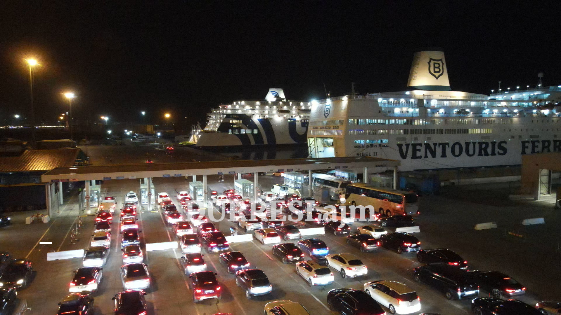 Fluks pasagjerësh në hyrje dhe dalje në portin e Durrësit, mbi 120 mijë udhëtarë në 15 ditë (VIDEO)