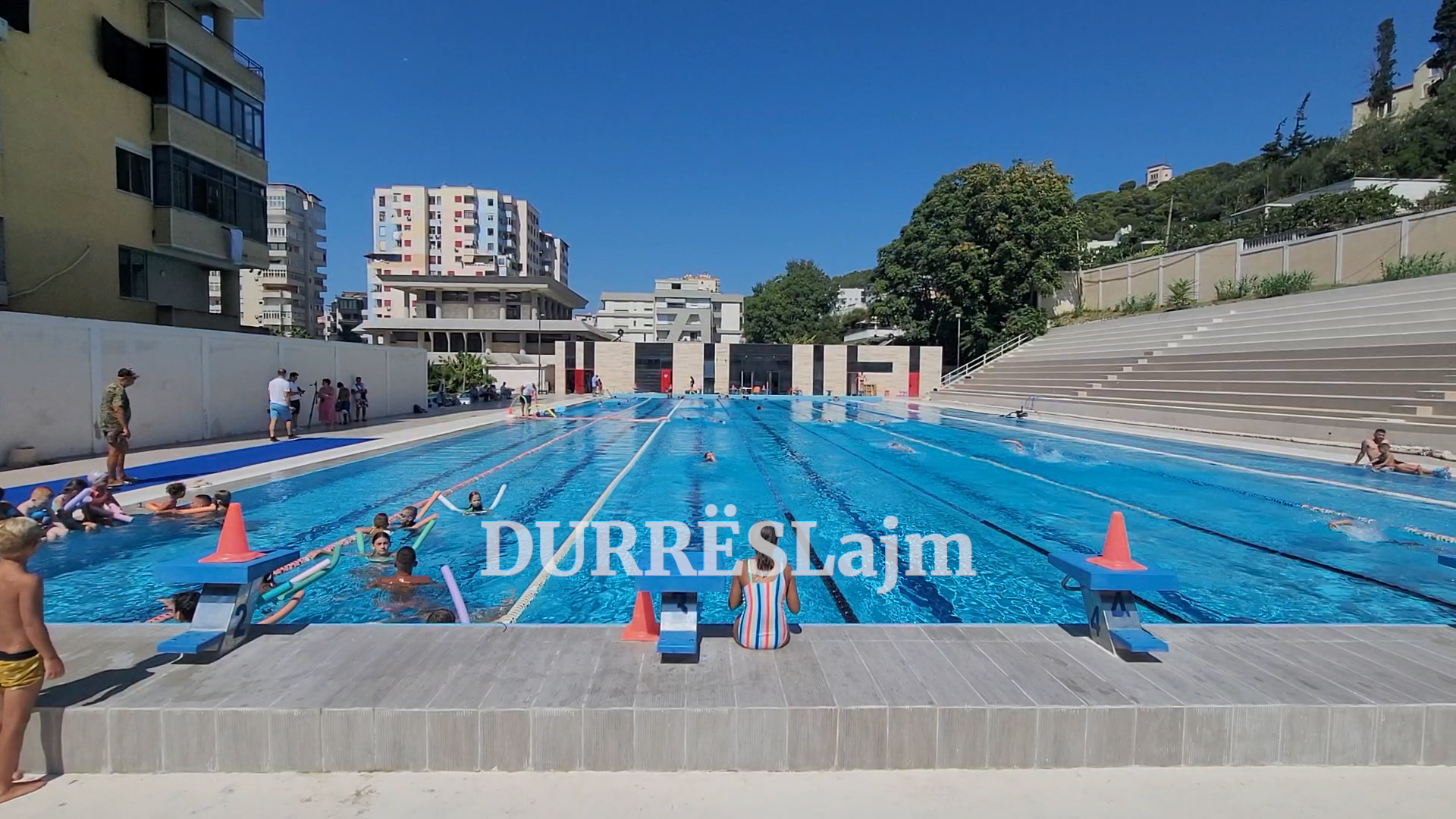 Pishina &#8220;Taq Dafa&#8221; hap dyert për dhjetëra vogëlushë dhe notarët profesionistë të Teutës (VIDEO)