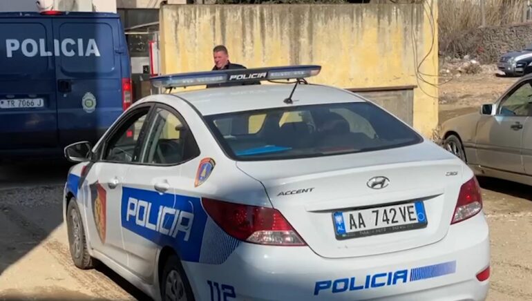 Plagosi me thikë dy persona pas një sherri, arrestohet 19-vjeçari 