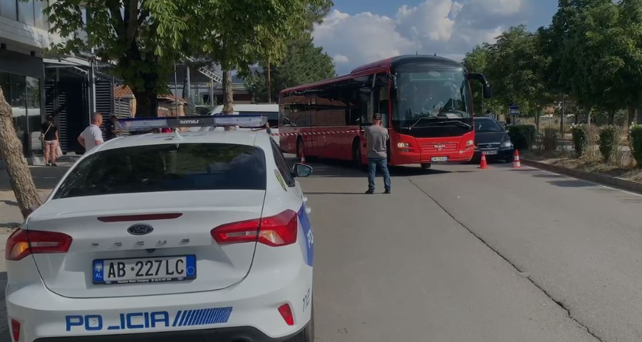 Autobusi përplas 53-vjeçaren në Korçë