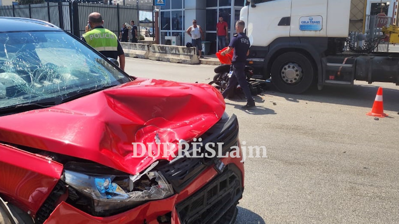 Përplaset makina me motorin pranë hyrjes së portit në Durrës, plagosen dy drejtuesit (FOTO)