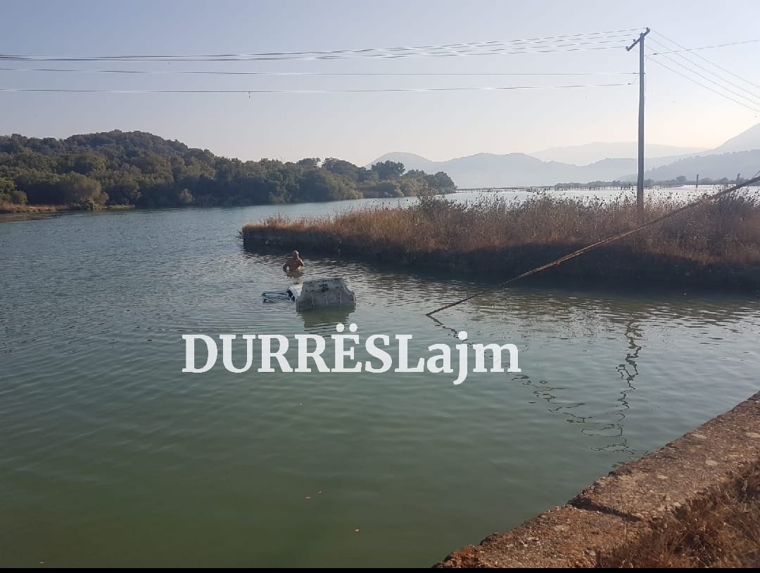 Turistët ngatërrojnë rrugën dhe bien me makinë në kanalin e Butrintit (FOTO)