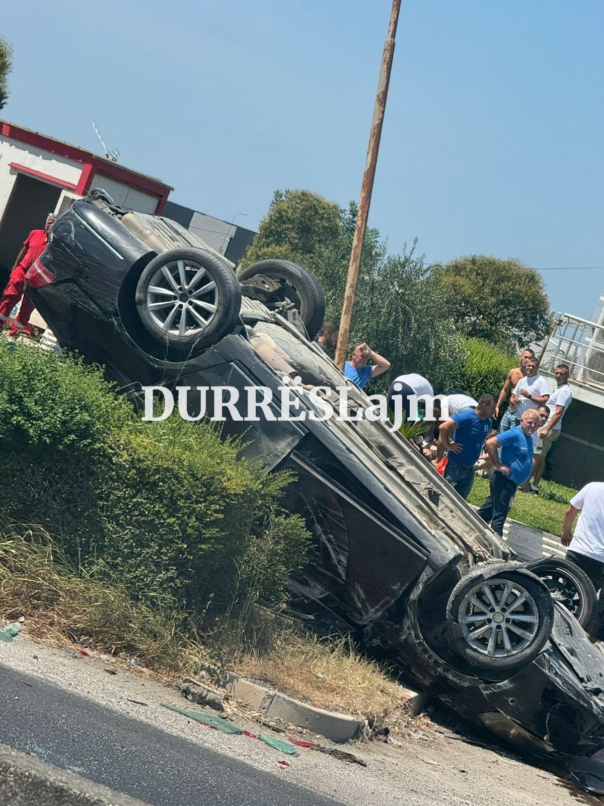 Përmbyset një makinë në autostradën Tiranë-Durrës (FOTO)
