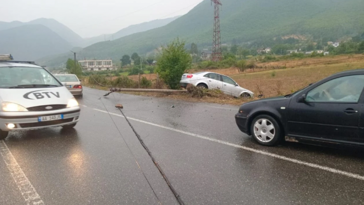 Makina del nga rruga dhe përplaset me shtyllën, plagoset shoferi 