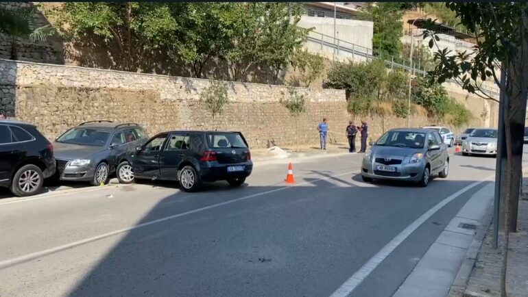 Aksident i trefishtë, makina përplas dy mjete të parkuara