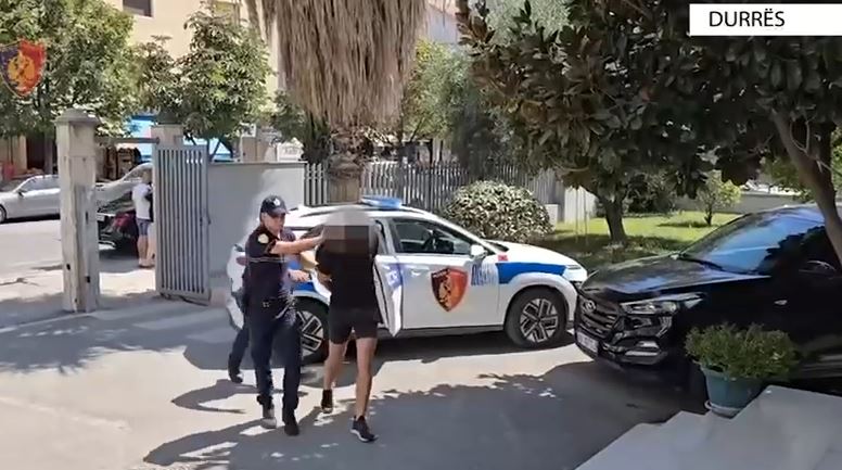 EMRI/ Me thikë në dorë 20-vjeçari tenton t’i vjedhë çantën turistit në Durrës, arrestohet