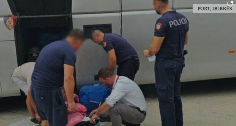 Durrës/ Tentuan të kalojnë kufirin me ar e argjend të padeklaruar, përfundojnë në pranga 2 drejtues autobusi
