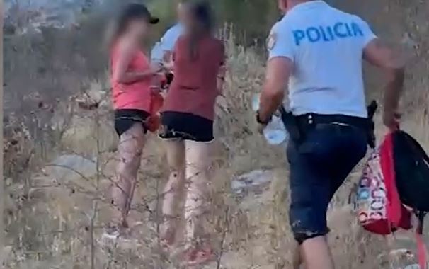 Humbën rrugën në zonën malore, shpëtohen dy turistet çeke në Himarë (VIDEO)