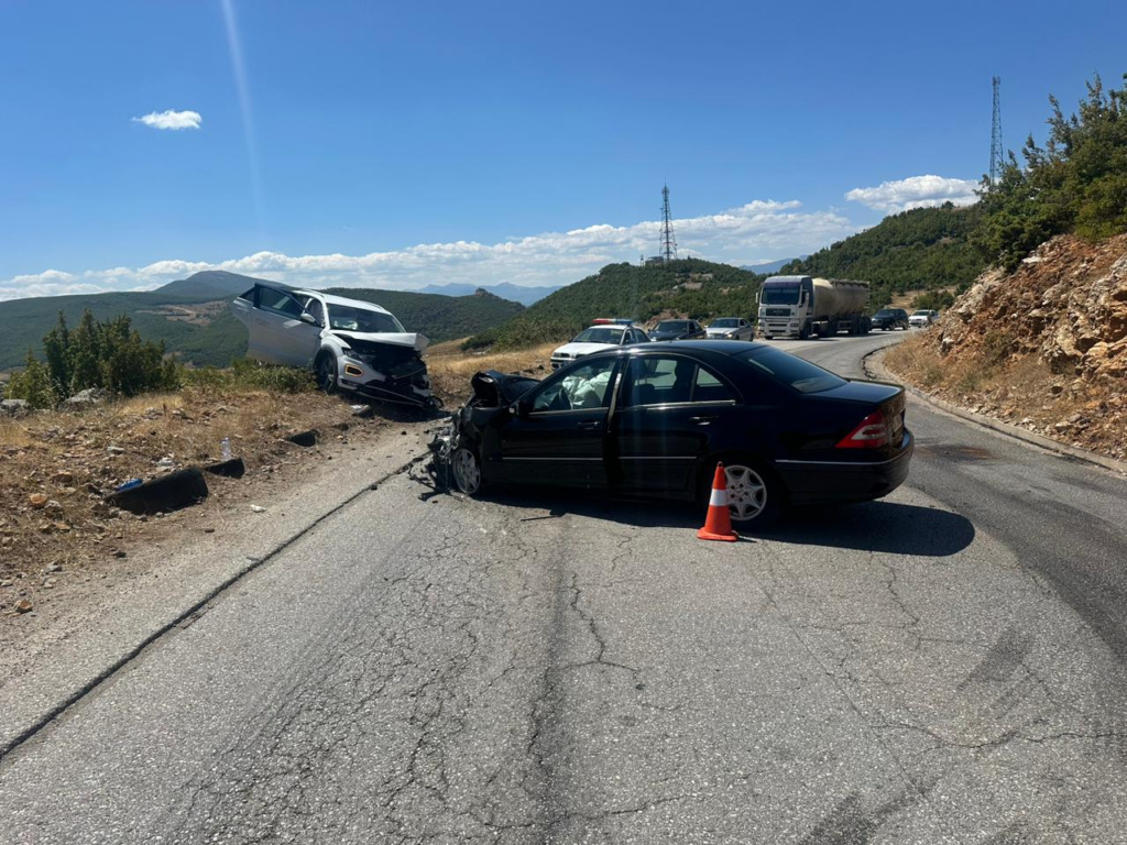 Aksident në aksin Pogradec-Qafë Thanë, plagosen shoferët e dy makinave dhe tre pasagjerë (FOTO)