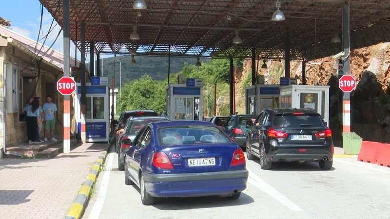 Mbarojnë pushimet/ Shqiptarët kthehen në Greqi, fluks në pikën kufitare të Kapshticës