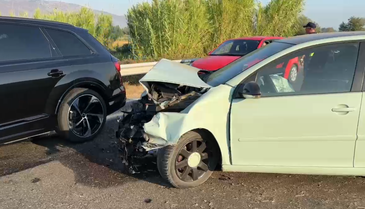 Aksident në aksin Lezhë-Shkodër, makina del nga rruga dhe përplaset me barrierat anësore