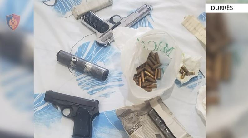Parandalohet ngjarja e rëndë mes 3 vëllezërve në Durrës, plagoset njëri prej tyre! Pistoleta, silenciator dhe… Çfarë u gjet në një prej banesave (VIDEO+EMRAT)