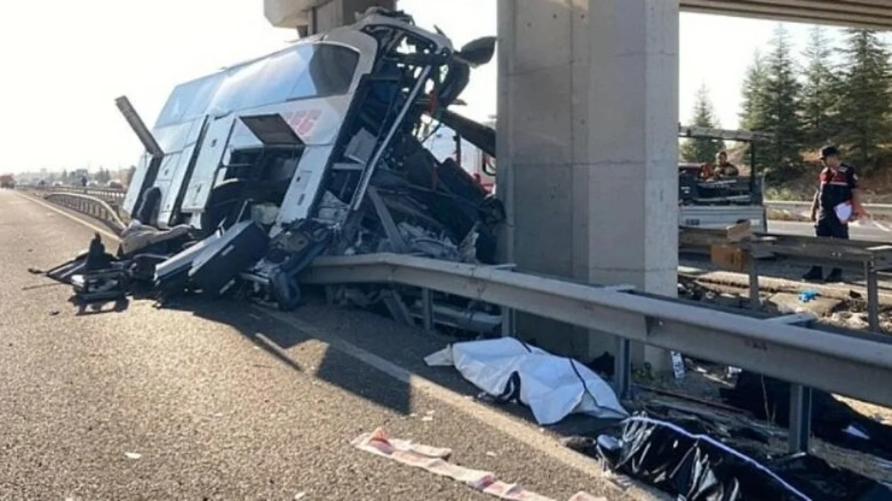 Aksident i rëndë në Turqi/ Autobusi përplaset me këmbët e urës, 9 të vdekur dhe 26 të plagosur