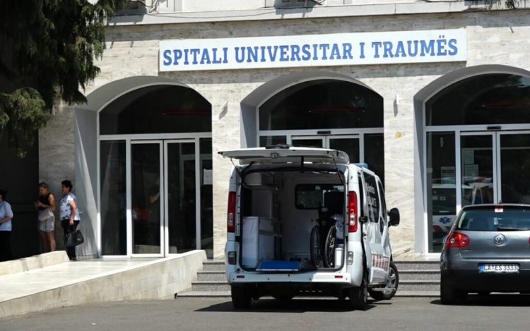 Arrestohet 39-vjeçarja në Tiranë, goditi policin dhe punonjësin e sigurisë në spitalin e Traumës 