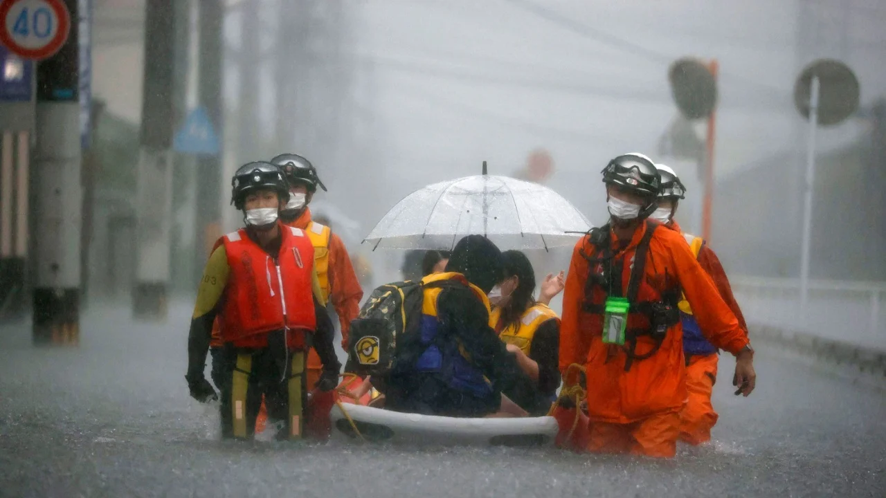 Jepet alarmi për përmbytje, Japonia urdhëron evakuim masiv