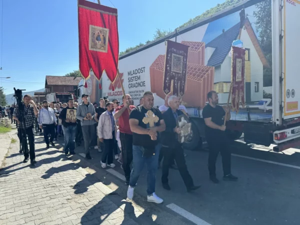 Një grup, shtetas serb protestojnë para stacionit të Policisë në Zubin-Potok