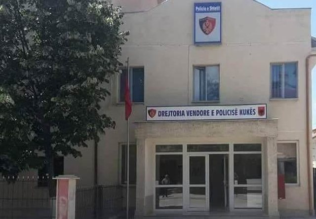 I dhanë ndihmë 25-vjeçarit për të kaluar në mënyrë të paligjshme drejt Anglisë, vihen në pranga 2 shtetas