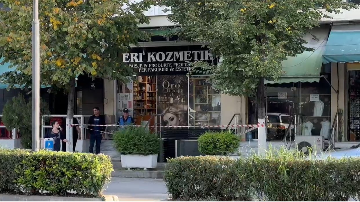 Shkrumbohet garazhi i nëndhëshëm me materiale kozmetike në Fier