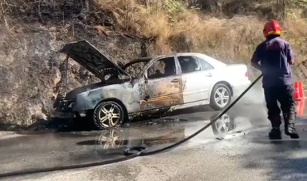 Merr flakë automjeti në aksin Fier-Levan, shpëtojnë shoferi dhe pasagjerja